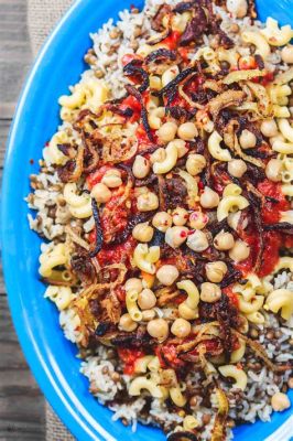  Koshari: Un trionfo di sapori speziati e freschezza mediterranea!