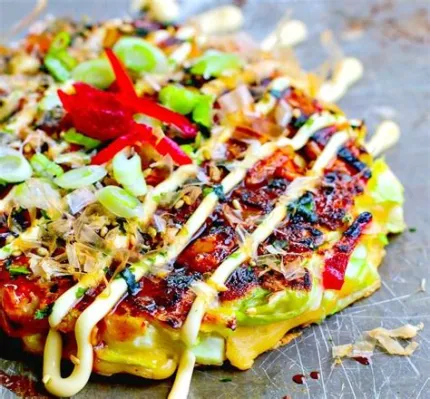  Okonomiyaki: Un trionfo di sapori salati e una danza di consistenze croccanti!