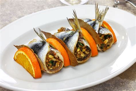  Sarde alla Beccafico? Un trionfo di sapori mediterranei avvolti in una morbida veste di pangrattato!