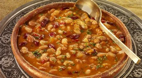  La Zuppa di Fagioli del Monte Tai: Un Coro Aromatico di Spezie e una Danza Cremosa di Legumi!