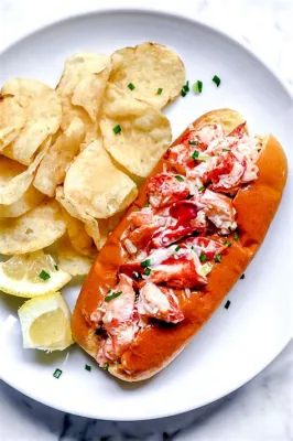  Lobster Roll: Un trionfo di freschezza oceanica avvolto in un abbraccio di pane dorato!